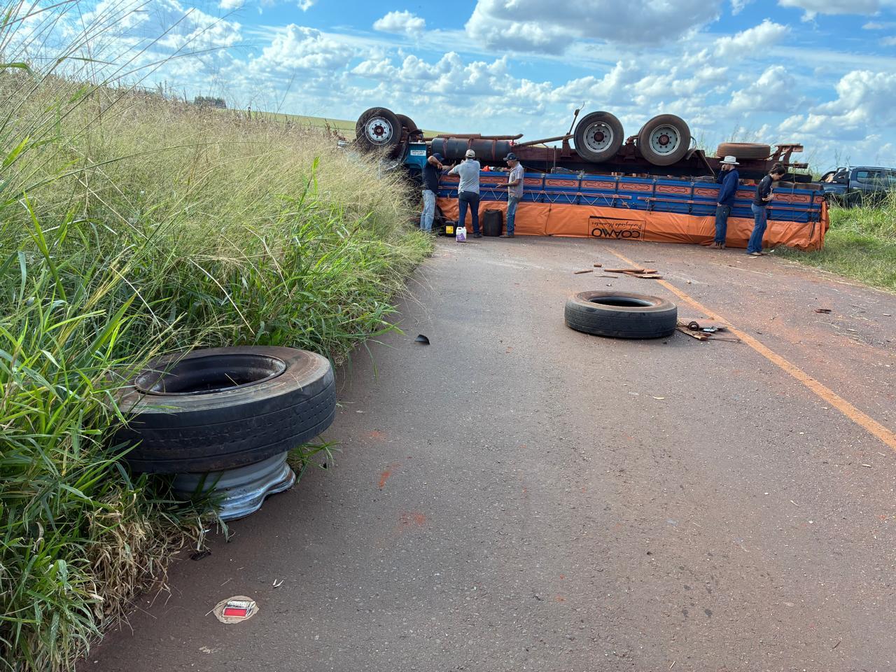 Três pessoas morreram e outras duas ficaram feridas em um grave acidente entre um caminhão e um VW Polo na tarde deste domingo (5)