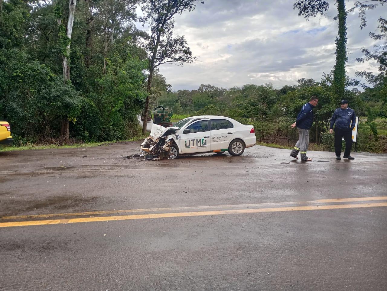 🚨 Acidente na PR-497: colisão entre um caminhão e um VW Voyage deixou um jovem de 23 anos com ferimentos leves
