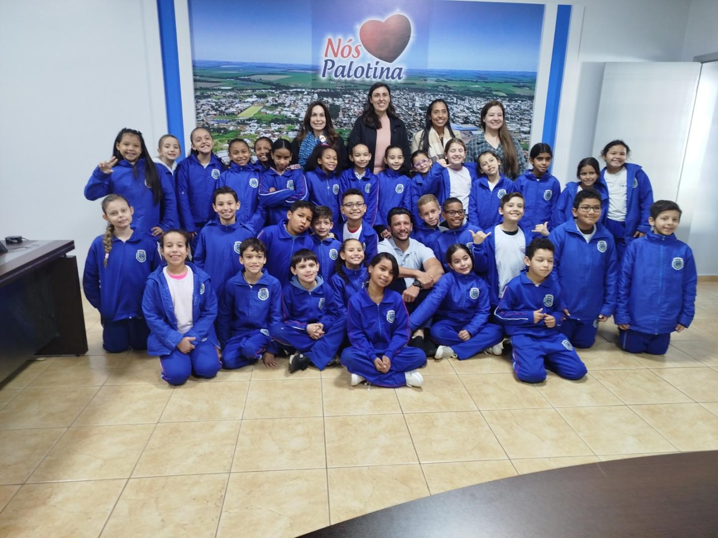 Crianças foram recebidas no gabinete do prefeito Rodrigo Ribeiro (Foto: Assessoria – Prefeitura)