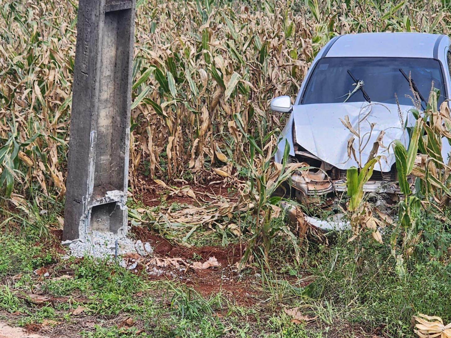 Veículo ficou destruído após sair da pista e colidir frontalmente contra um poste na PR-488, em Santa Helena