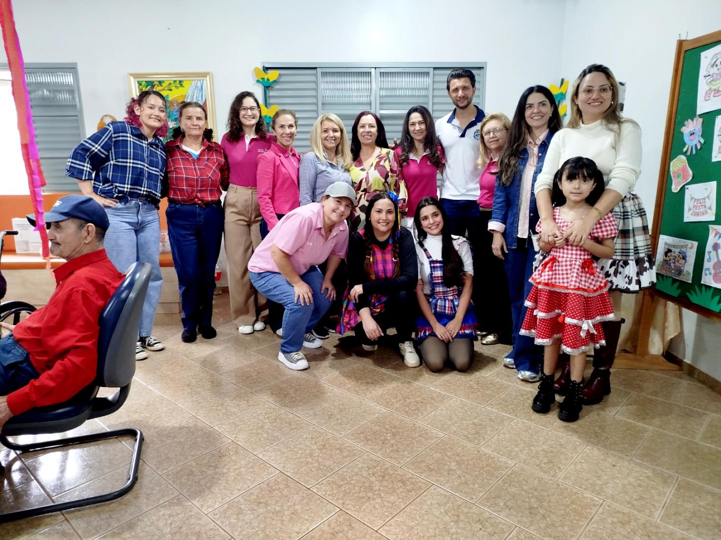 Integrantes do Comitê Mulher Sicredi, autoridades e voluntários compartilharam uma tarde de convivência, música e solidariedade com os moradores do Lar da Fraternidade