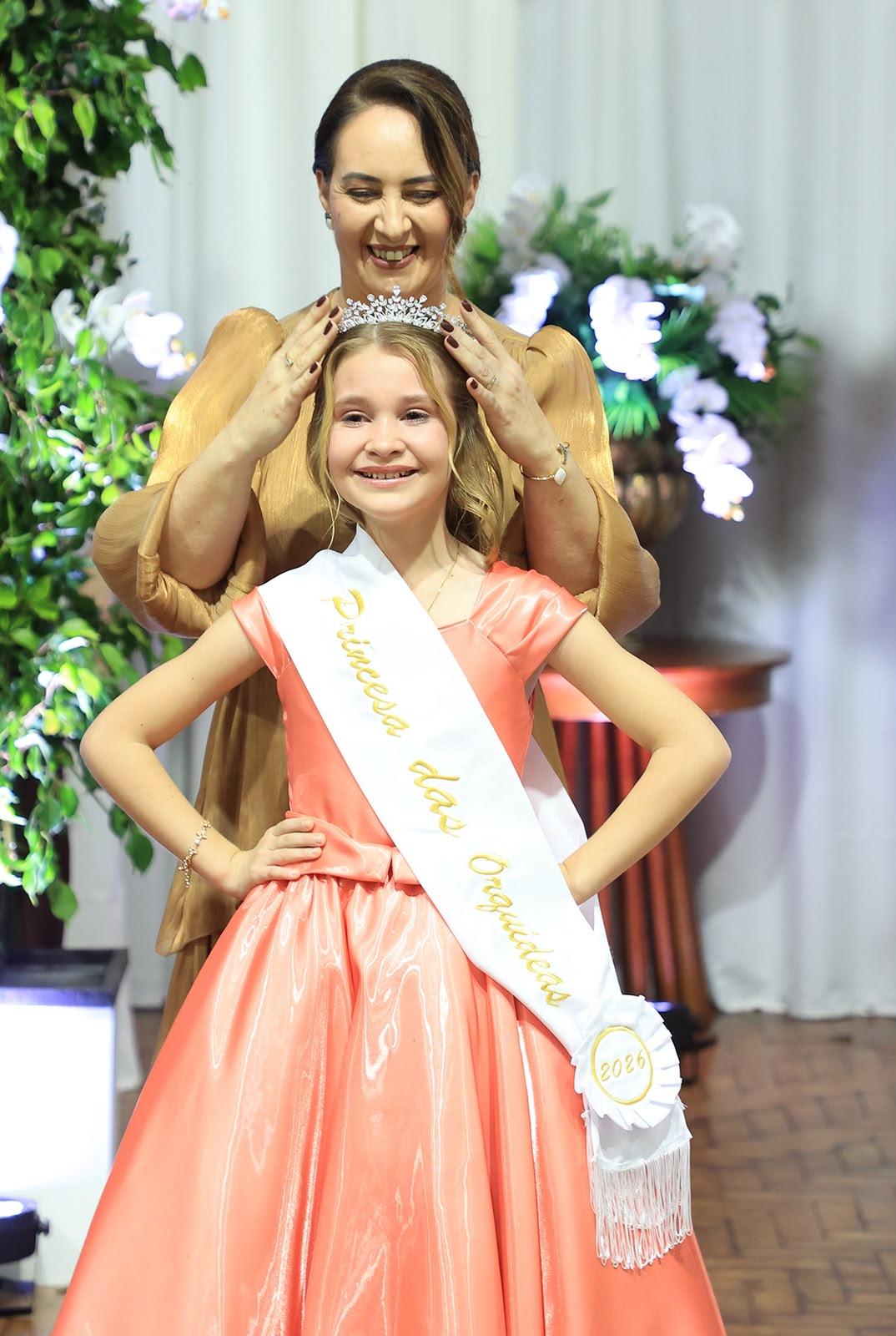 Em uma tarde marcada por tradição, emoção e valorização da cultura local, Letícia Millena Krupp foi eleita Princesa das Orquídeas 2026