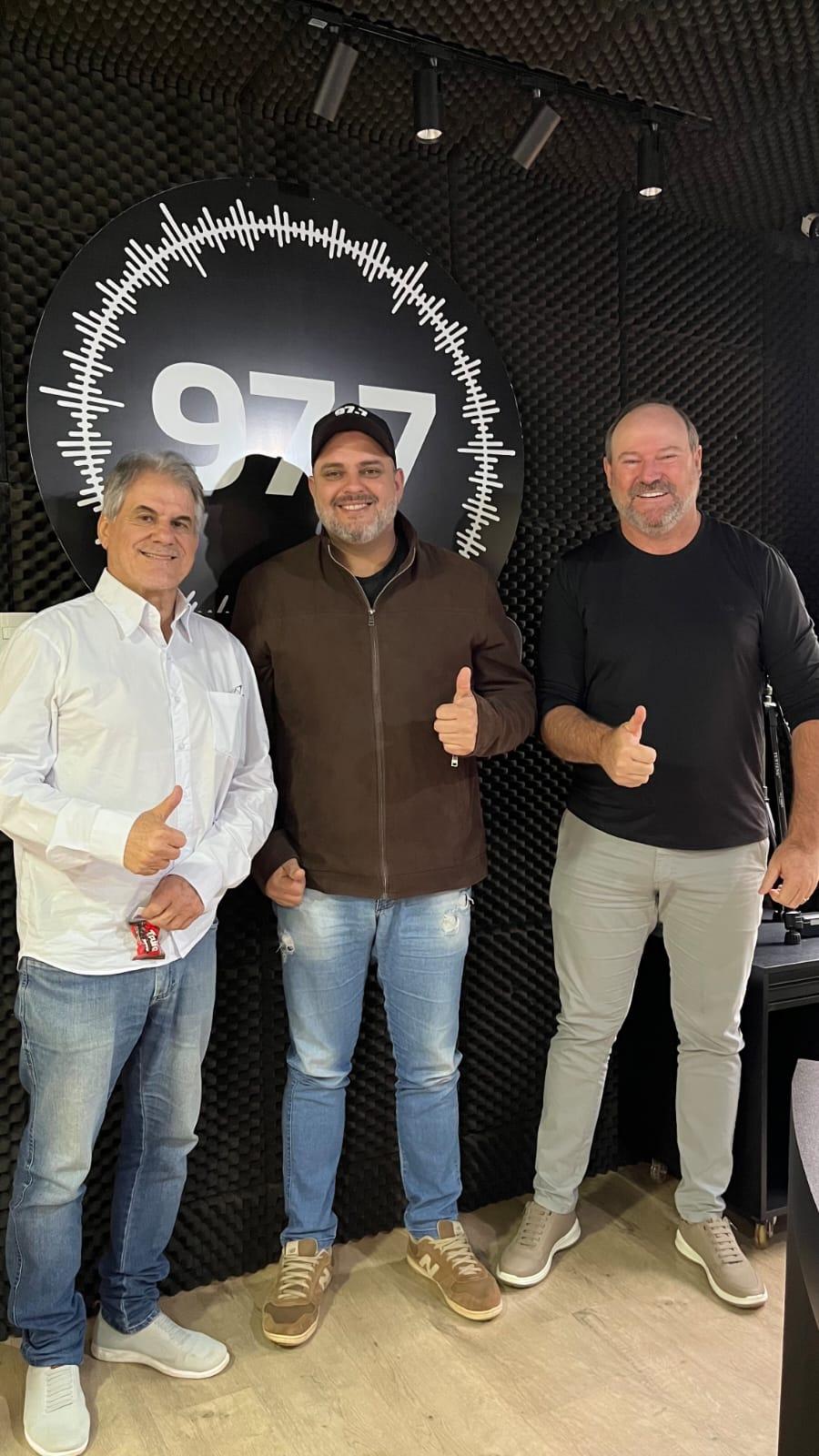 Luiz Ernesto de Giacometti e Ademar Dorfschmidt após a entrevista ao programa Manhã da T, em Palotina. Os pré-candidatos do Partido Liberal (PL) reafirmaram a caminhada conjunta para as eleições de 2026