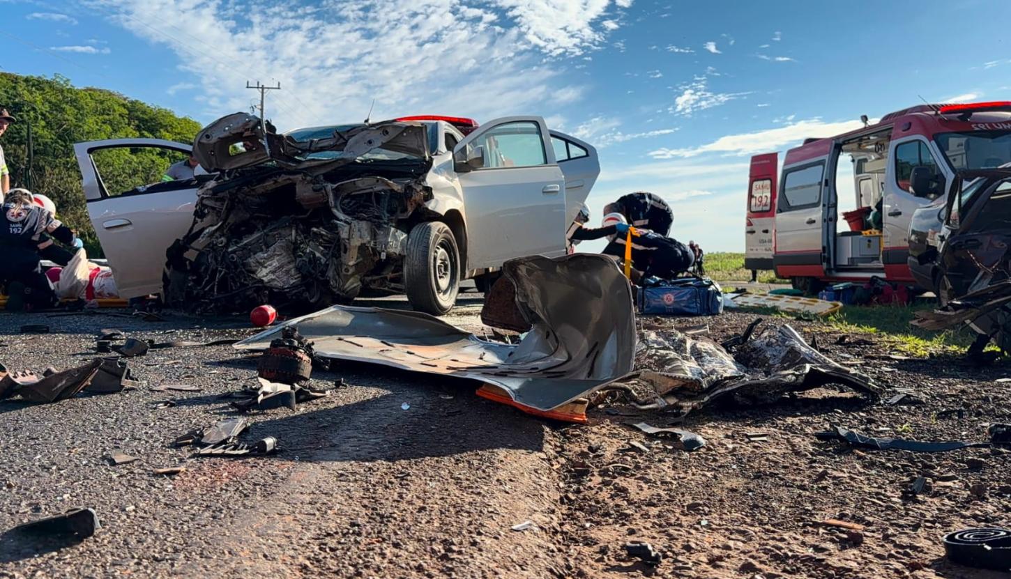 Impacto devastador na PR-317: a colisão frontal entre um Fiat Tempra e um GM Onix, em Santa Helena, resultou na morte de um passageiro de 39 anos e deixou outras três pessoas feridas