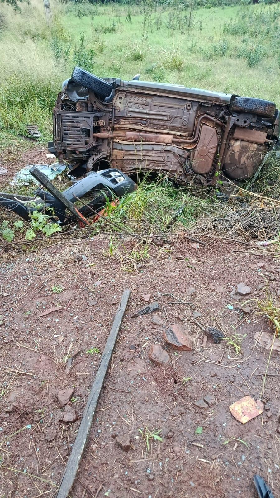 Veículo Fiat Idea envolvido no acidente que provocou a morte de uma jovem de 18 anos, deixou uma idosa gravemente ferida e mobilizou equipes da Polícia Rodoviária Estadual e do SAMU. (Foto: Polícia Rodoviária Estadual)