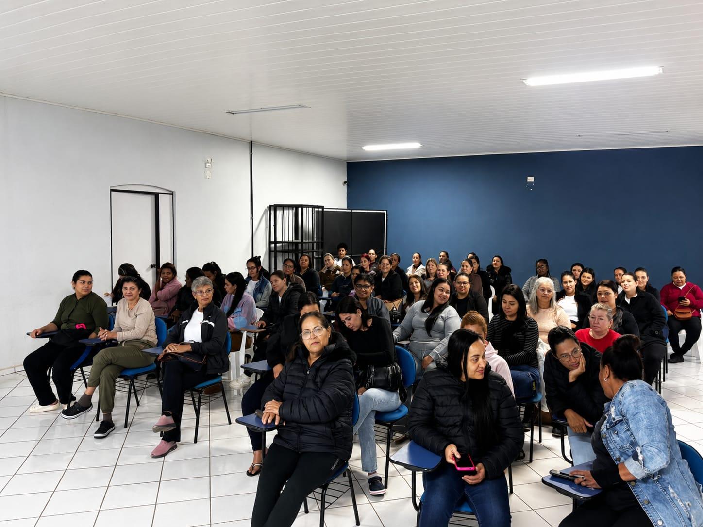 O plenário do Sintrascoopa recebeu, nesta sexta-feira (24), um treinamento voltado às 57 zeladoras terceirizadas da Prefeitura de Palotina