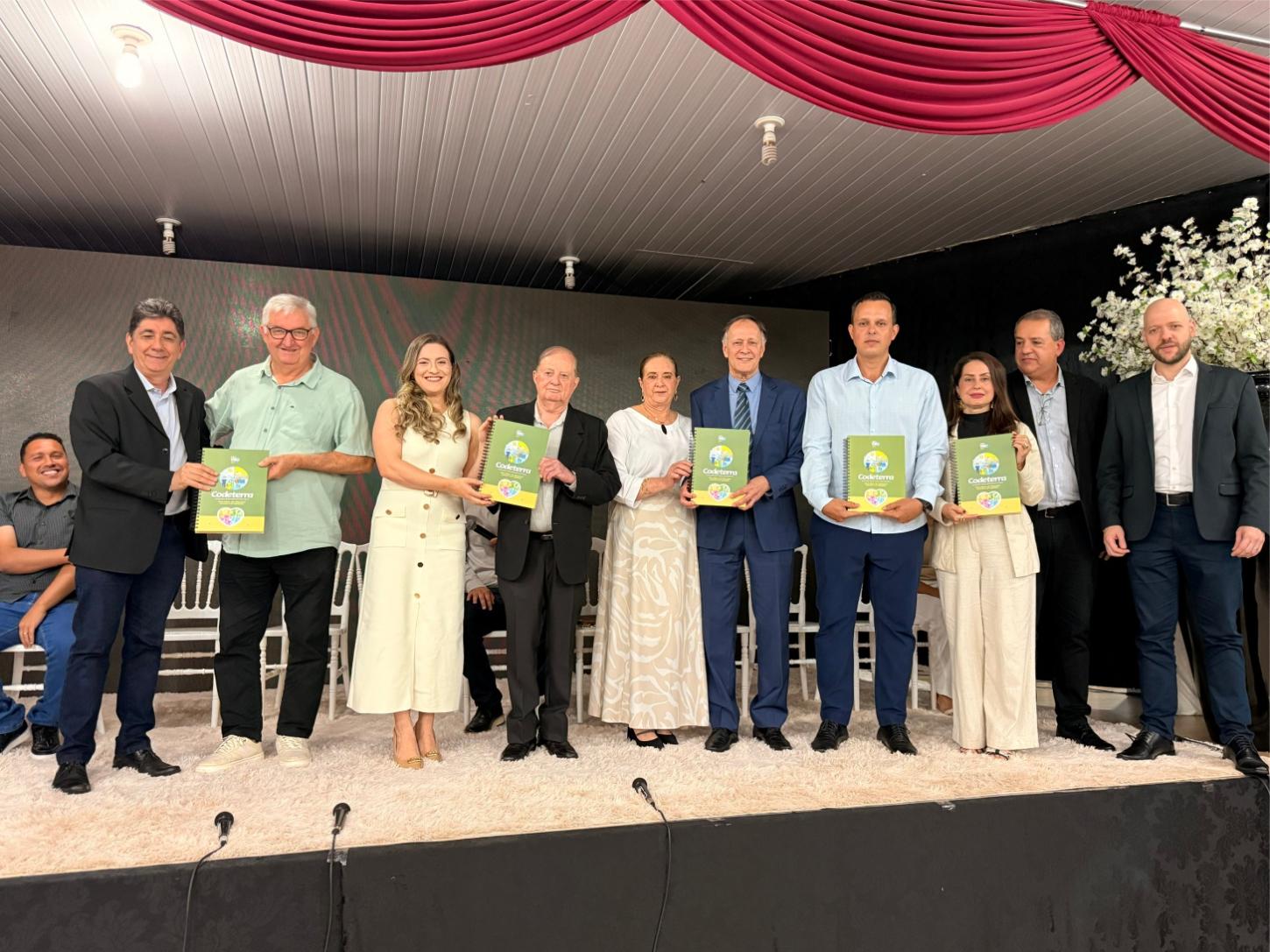 Autoridades regionais, representantes do poder público, empresários e lideranças da comunidade participaram, da cerimônia de posse dos membros do Conselho de Desenvolvimento Econômico de Terra Roxa (Codeterra)