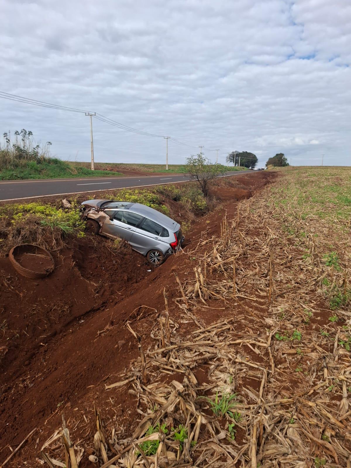 Um Honda Fit com placas de Catanduva (SP) saiu da pista na manhã deste domingo (26), na PR-486, entre Rio Piquiri e Assis Chateaubriand