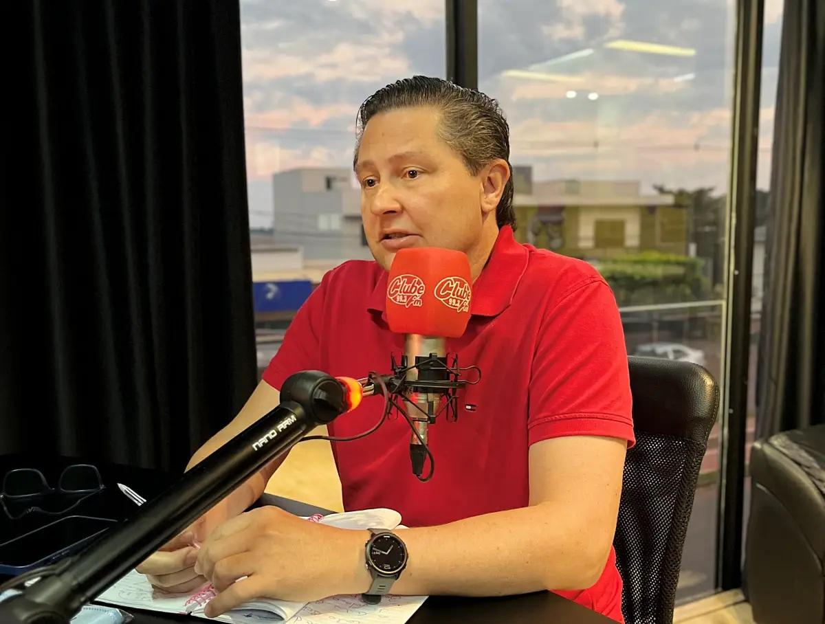 Jucenir Stentzler durante entrevista em que confirmou apoio político a Luiz Ernesto de Giacometti e Márcio Nunes para as eleições de 2026 e descartou, neste momento, disputar uma vaga de deputado estadual (Foto: Sarah Pessoa/Palotina 24 Horas)