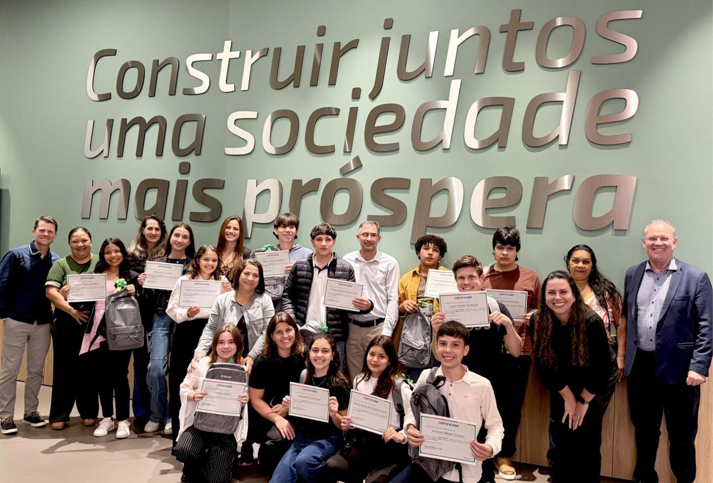 Sicredi transforma inclusão digital em oportunidade e entrega computadores a jovens de Palotina