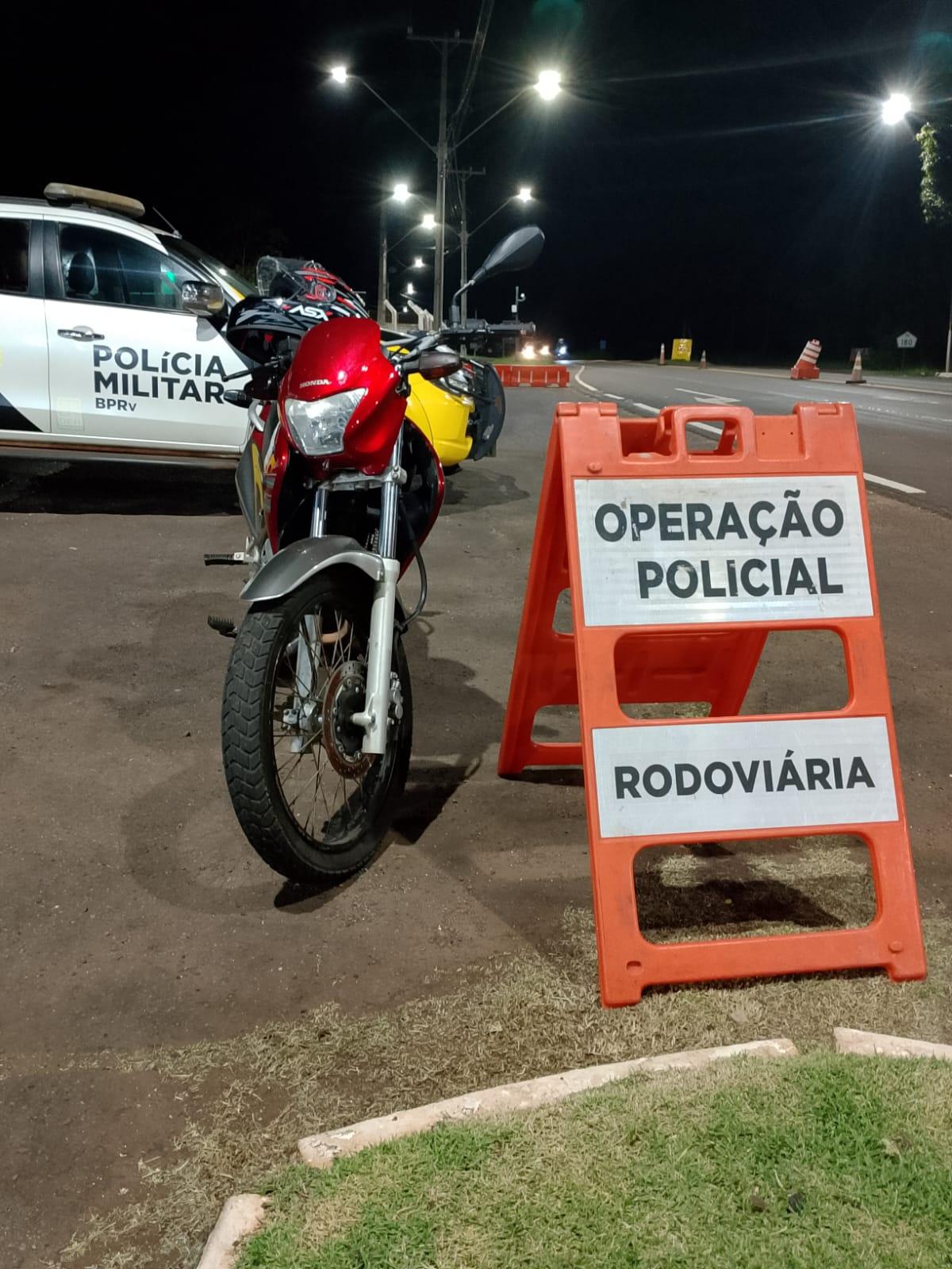 A motocicleta abordada durante a Operação Alcoolemia na PR-180 foi apreendida após o condutor apresentar resultado de 0,47 mg/L no teste do bafômetro