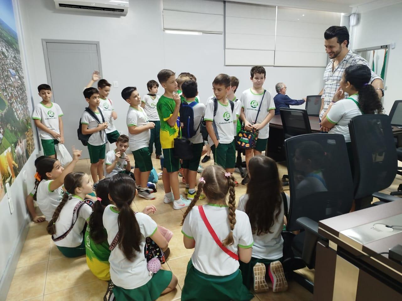 O prefeito Rodrigo Ribeiro recebeu os alunos do 4º ano do Colégio Gabriela Mistral em seu gabinete para um bate-papo