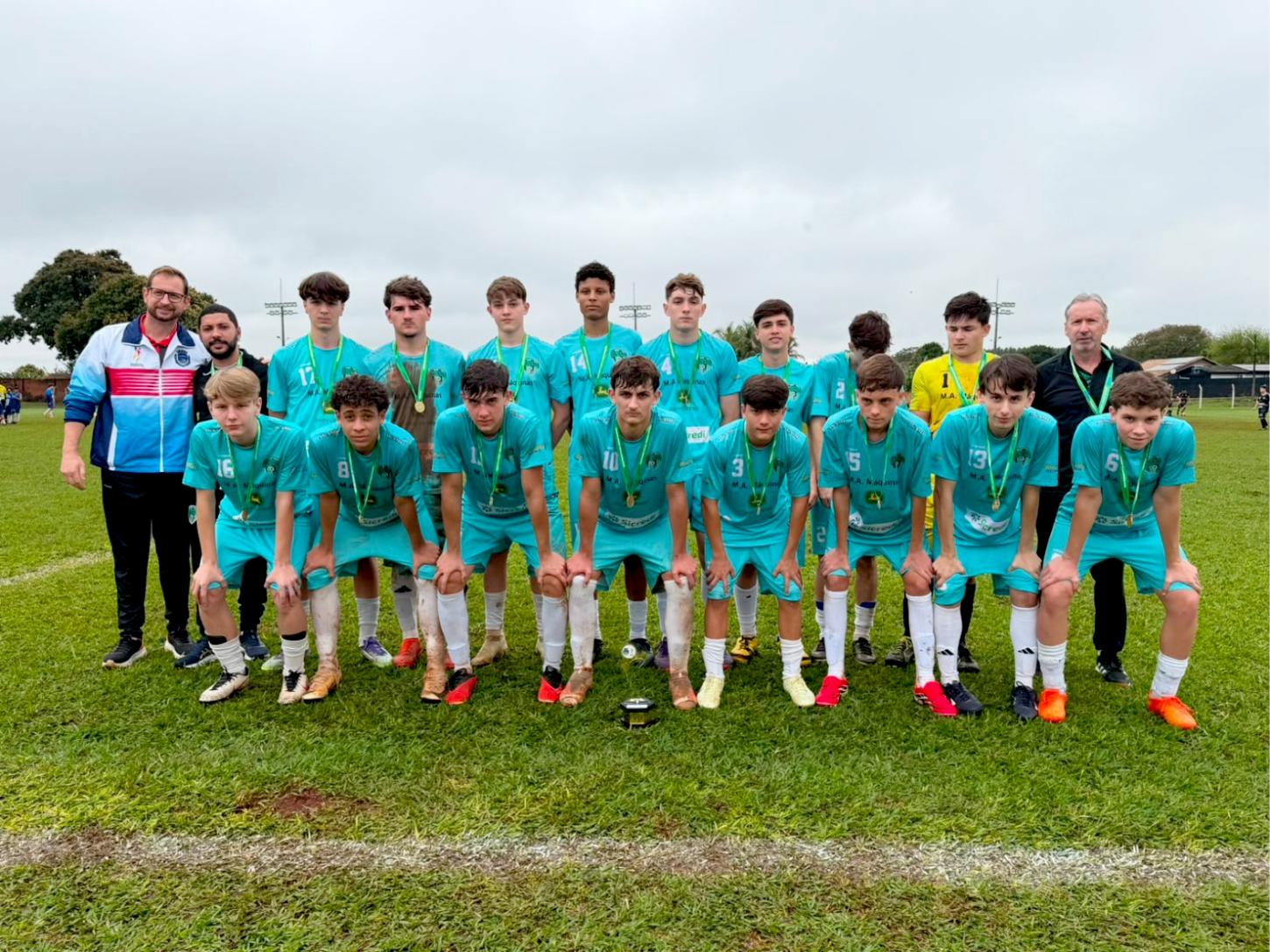 Campeões em dose dupla: atletas do Colégio Gabriela Mistral comemoram a conquista do Bom de Bola 2026. A instituição garantiu os títulos das categorias A e B na fase municipal e representará Palotina na etapa regional da competição (foto da equipe categor
