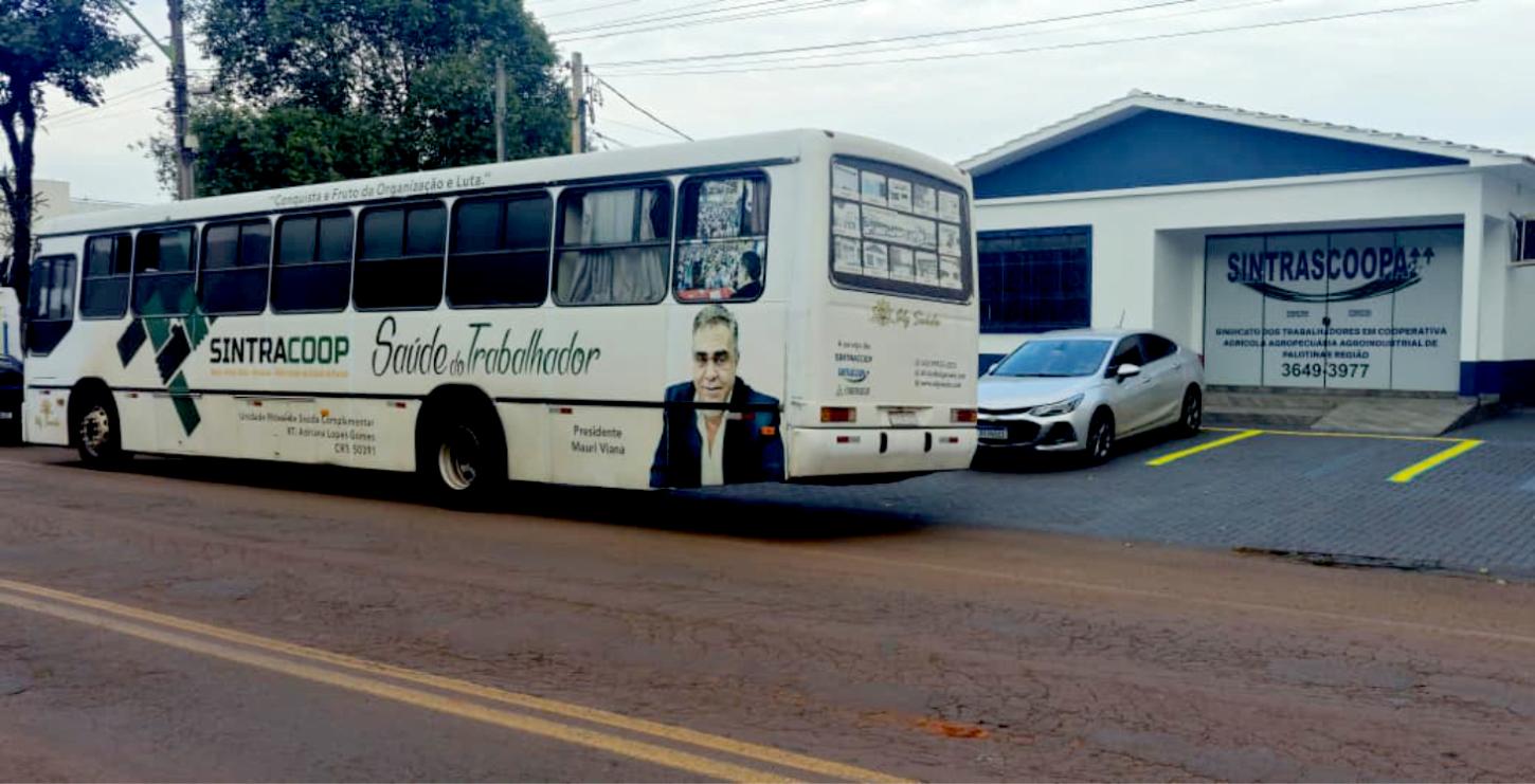 Unidade móvel do programa Saúde do Trabalhador realiza nesta quinta-feira (13) atendimentos de acupuntura auricular em frente à sede do Sintrascoopa, em Palotina, aproximando ações de cuidado, prevenção e bem-estar dos trabalhadores