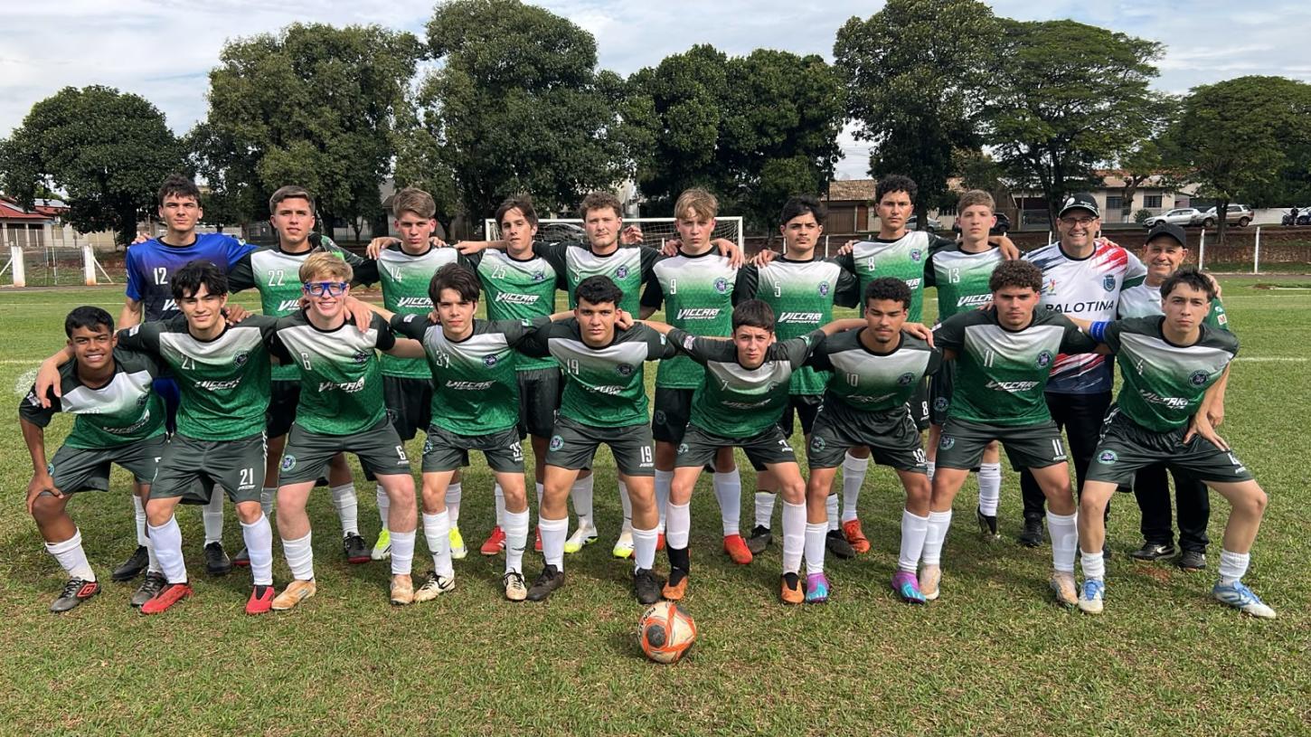 A equipe do Colégio Agrícola Estadual Adroaldo Augusto Colombo estreou com grande atuação na fase municipal dos JEPS Bom de Bola 2026, goleando o Colégio Cecília Meireles por 8 a 0 e confirmando seu favoritismo na Categoria A