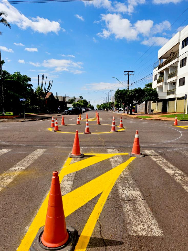 Mini rotatório foi instalada no cruzamento da Rua Monteiro Lobato com a Rua 7 de Setembro
