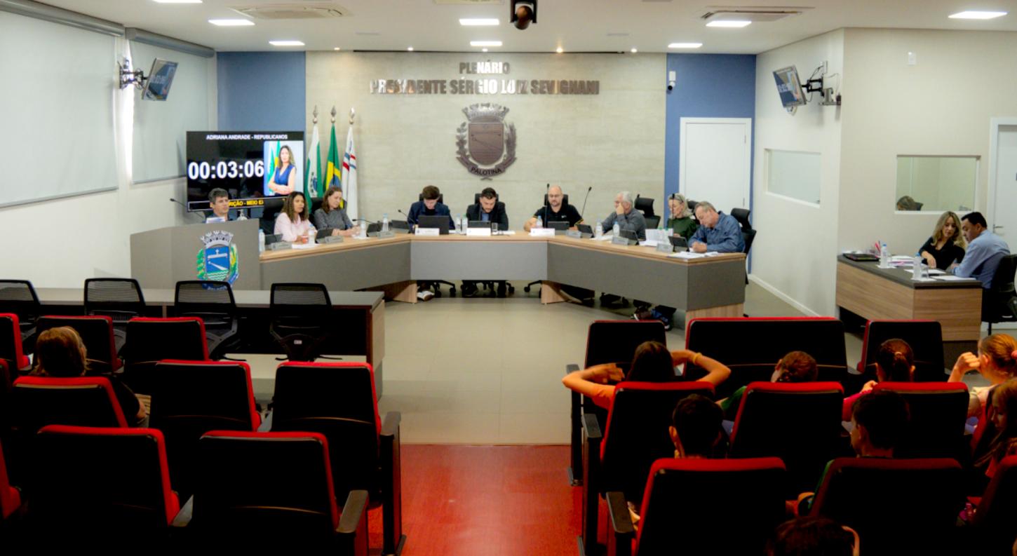 Vereadores de Palotina durante a sessão ordinária desta segunda-feira (24), marcada pela análise e votação de projetos nas áreas de saúde, inclusão social, administração pública e transporte