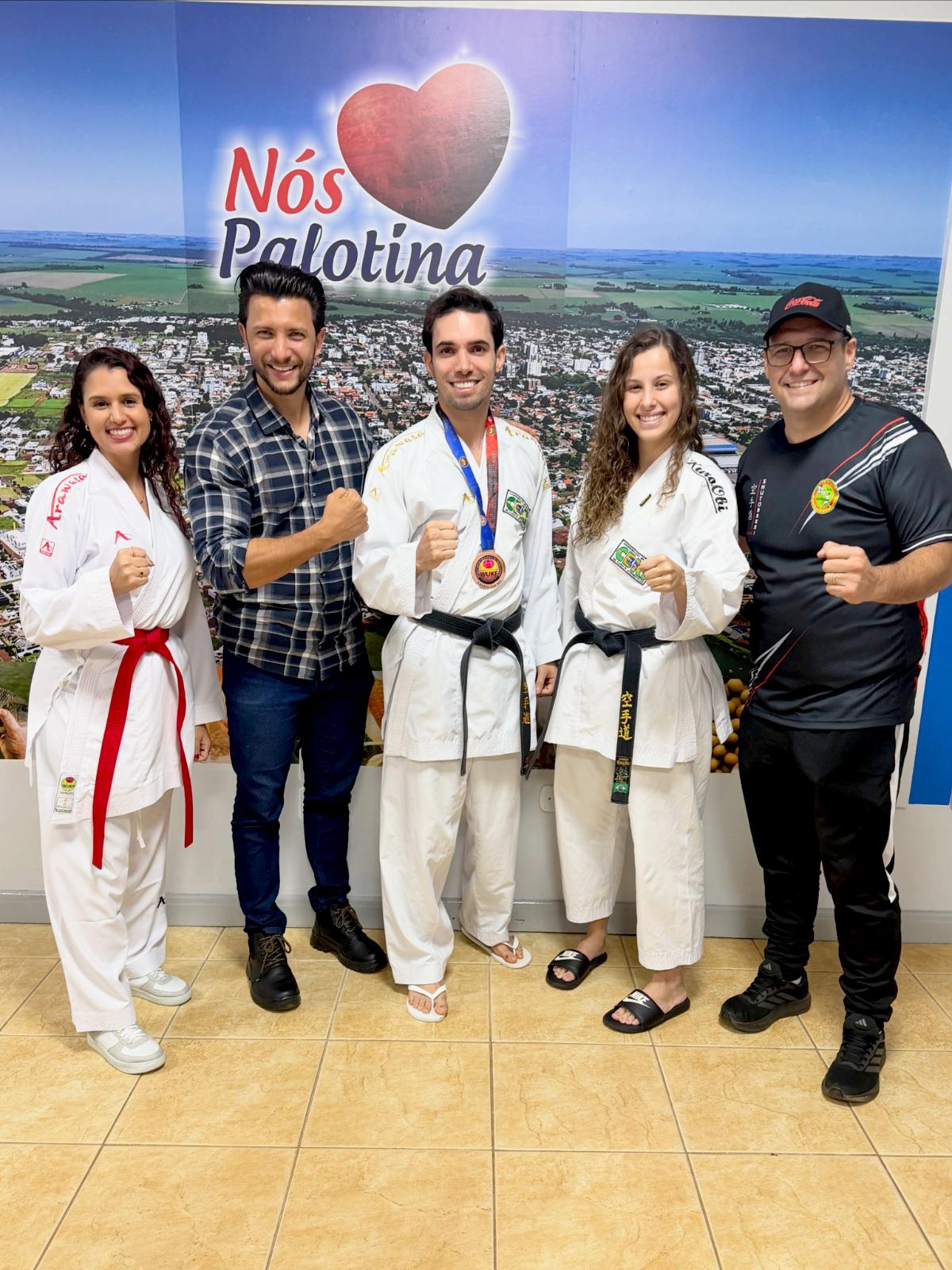 O prefeito Rodrigo Ribeiro e o secretário municipal de Esportes, Adan Conte, receberam os atletas Tainara Pessoa, William Aguera e Melany em reconhecimento aos resultados conquistados no Campeonato Mundial de Karatê, realizado na Romênia