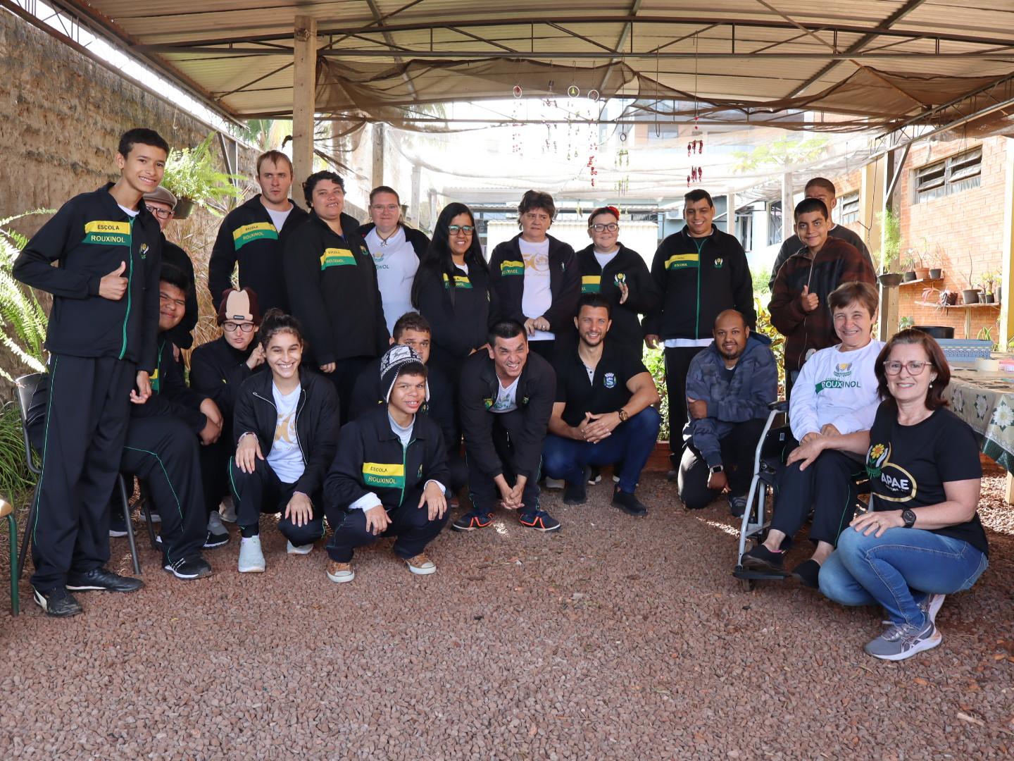 Prefeito Rodrigo Ribeiro pousou para foto com junto com a professora e alunos da APAE de Palotina