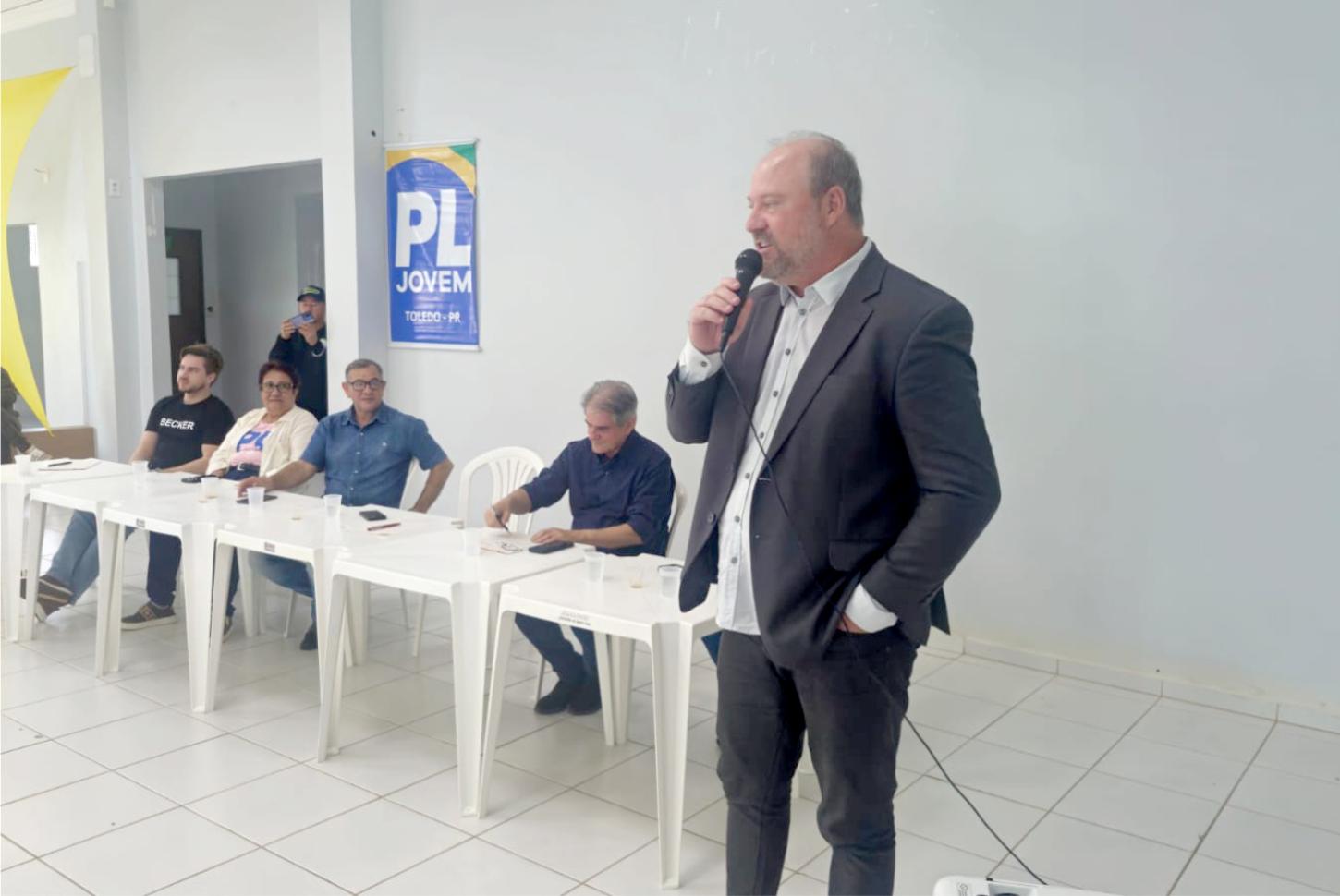 Candidato a deputado federal Ademar Dorfschmidt (PL) usa a palavra durante encontro com lideranças regionais realizado neste sábado (15), em Toledo, para alinhar estratégias às vésperas do início oficial da campanha eleitoral de 2026
