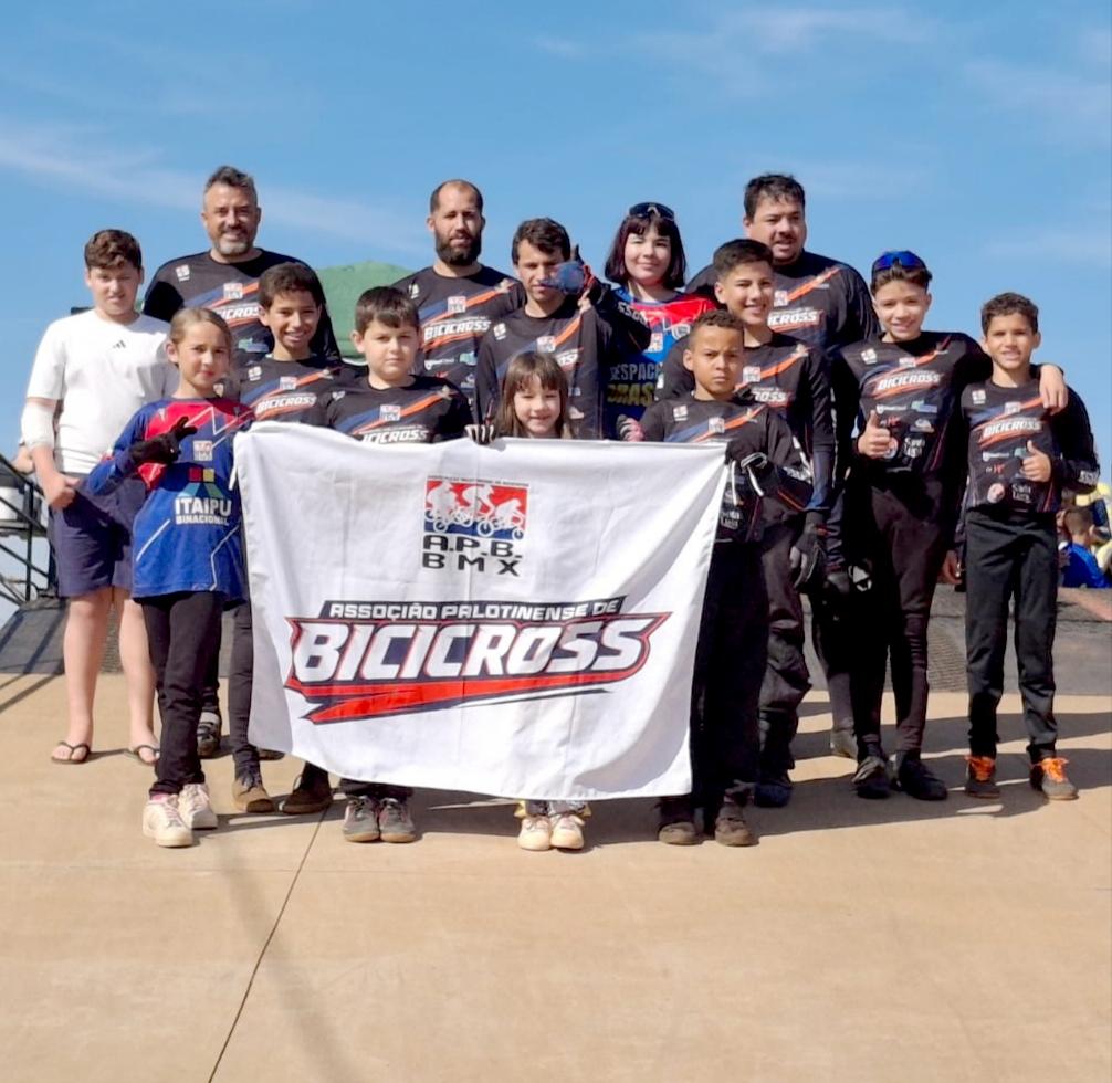 Equipe da Associação Palotinense de Bicicross (APB) representou Palotina na 4ª etapa do 39º Campeonato Paranaense de Bicicross, em Cianorte, conquistando vitórias, pódios e importantes resultados em diferentes categorias