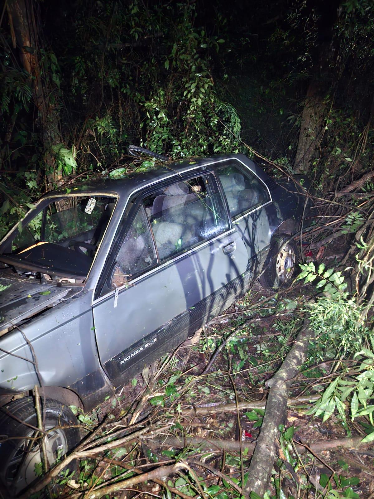 GM Monza SLE saiu da pista e colidiu contra árvores às margens da PR-364, entre Palotina e o Rio Açu, na madrugada desta quarta-feira (5)