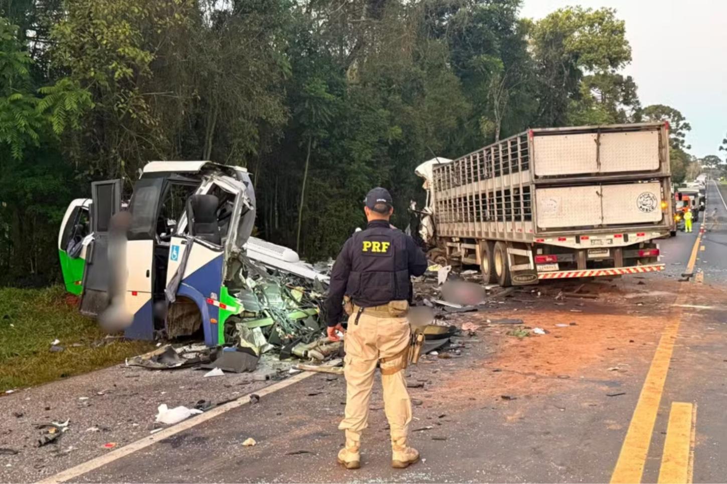 Tragédia na BR-373: grave acidente registrado na madrugada desta quarta-feira (19), em Ipiranga (PR), envolveu um micro-ônibus que transportava pacientes para tratamento de saúde e uma carreta, deixando 23 mortos