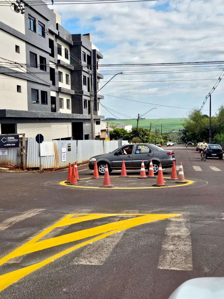 Mini rotatório foi instalada no cruzamento da Rua Pioneiro com a Avenida Juscelino Kubitschek