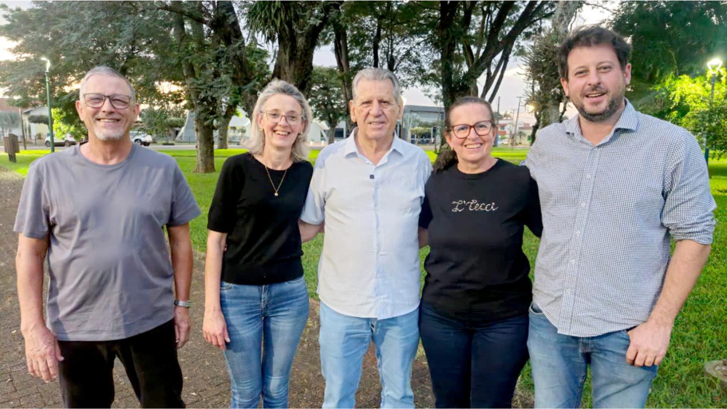 Dilceu Sperafico e Natal Sperafico durante encontro político realizado na Praça Central de Maripá, nesta terça-feira (18), que reuniu lideranças e moradores para conversas com os candidatos e distribuição de material de campanha