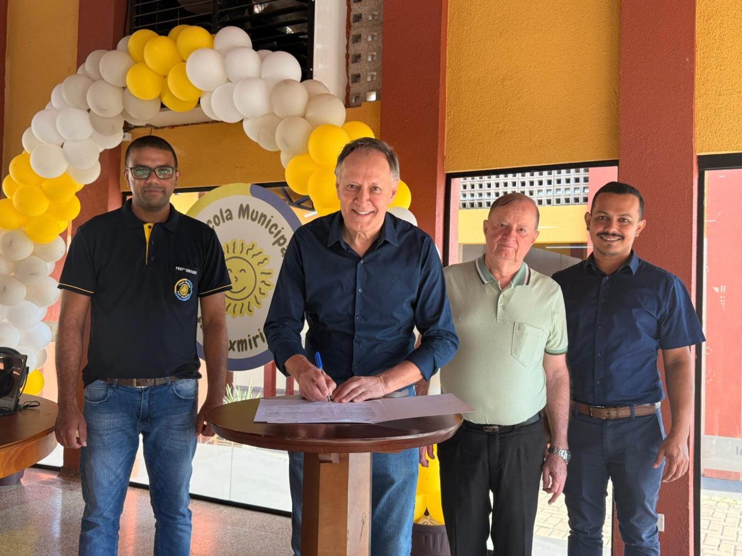 Prefeito Ivan Reis, secretário de Educação Everton Barroso, vereadores e representantes da comunidade escolar durante a entrega dos novos Chromebooks às escolas municipais de Terra Roxa, nesta terça-feira (18), ampliando o acesso dos estudantes à tecnolog