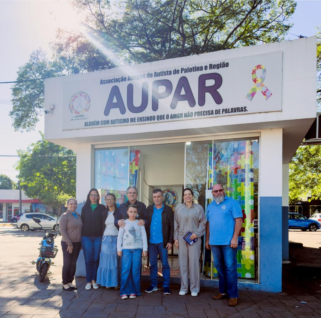 Luiz Ernesto de Giacometti durante reunião com membros da diretoria da AUPAR, na manhã deste sábado (22), em Palotina, quando ouviu demandas da entidade e apresentou compromisso com pautas voltadas às pessoas com TEA e suas famílias