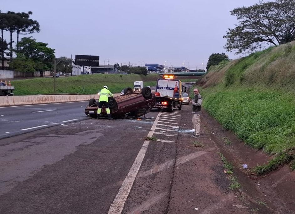 Carro capotou após atingir um barranco na PRC-467, em Cascavel. O acidente aconteceu na manhã desta sexta-feira (21)