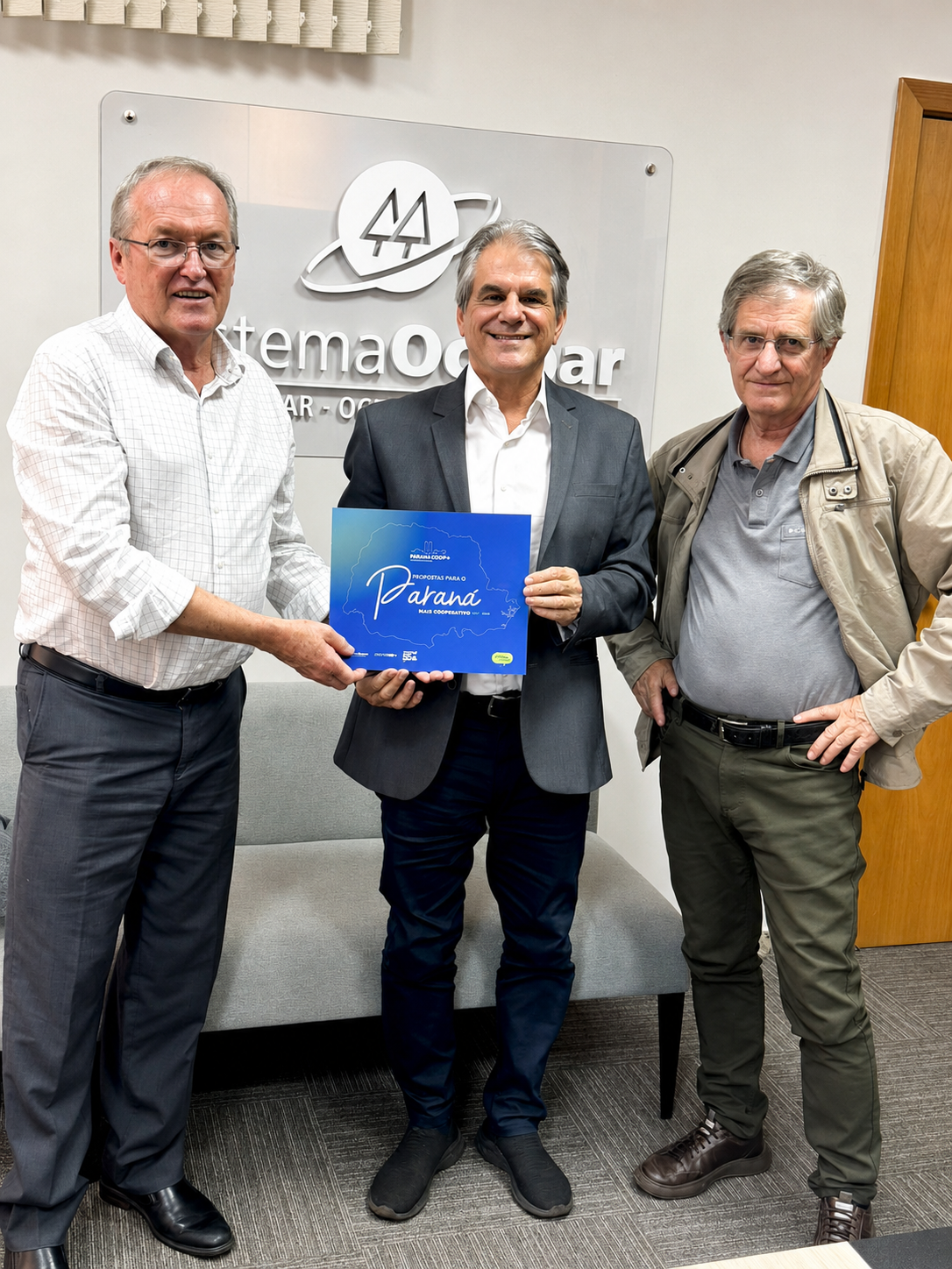 Luiz Ernesto de Giacometti ao lado do presidente-executivo do Sistema Ocepar, José Roberto Ricken, e do superintendente Nelson Costa, durante reunião nesta terça-feira (18), quando foram apresentadas demandas e pautas do cooperativismo paranaense