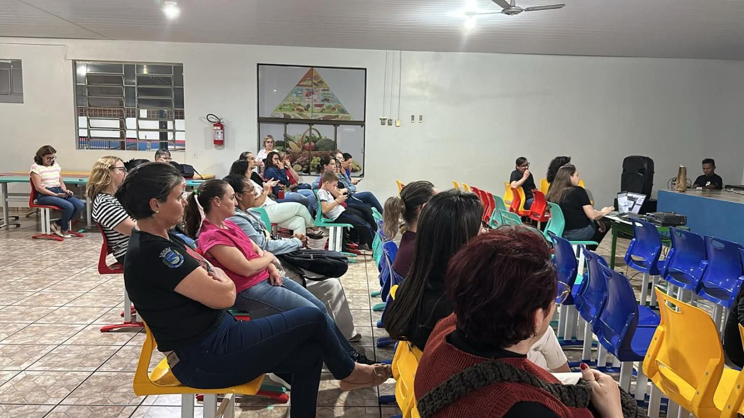 Professores municipais de Palotina participaram de Assembleia Geral do SINDIPPA, na noite de terça-feira (25)