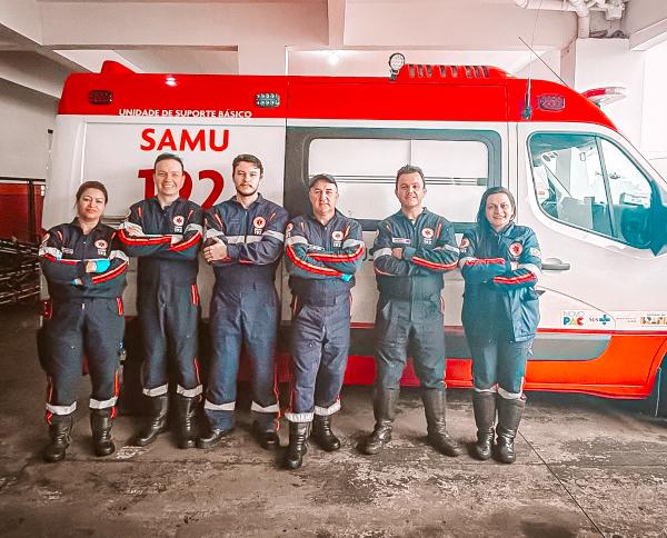 Momento para guardar na memória: equipe do Consamu que participou do atendimento à gestante e do nascimento do bebê dentro da ambulância durante a transferência pela BR-277, nesta sexta-feira (7)