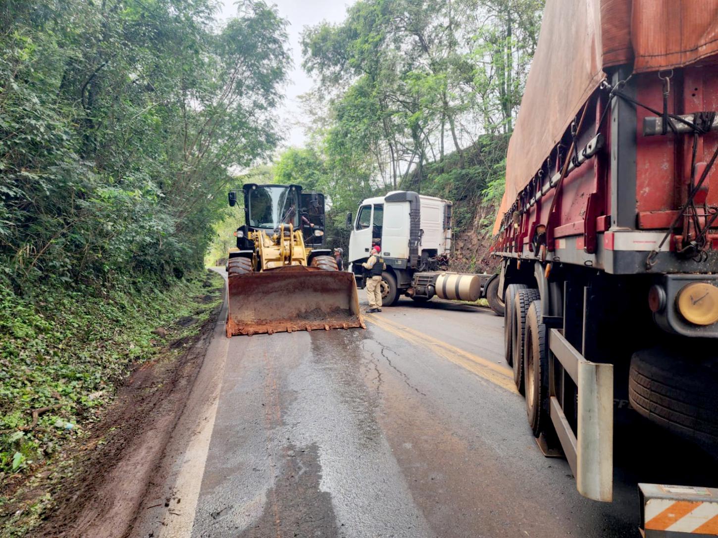 🚨 Carreta fica atravessada na PR-488 após perder força na subida da Serra de Diamante