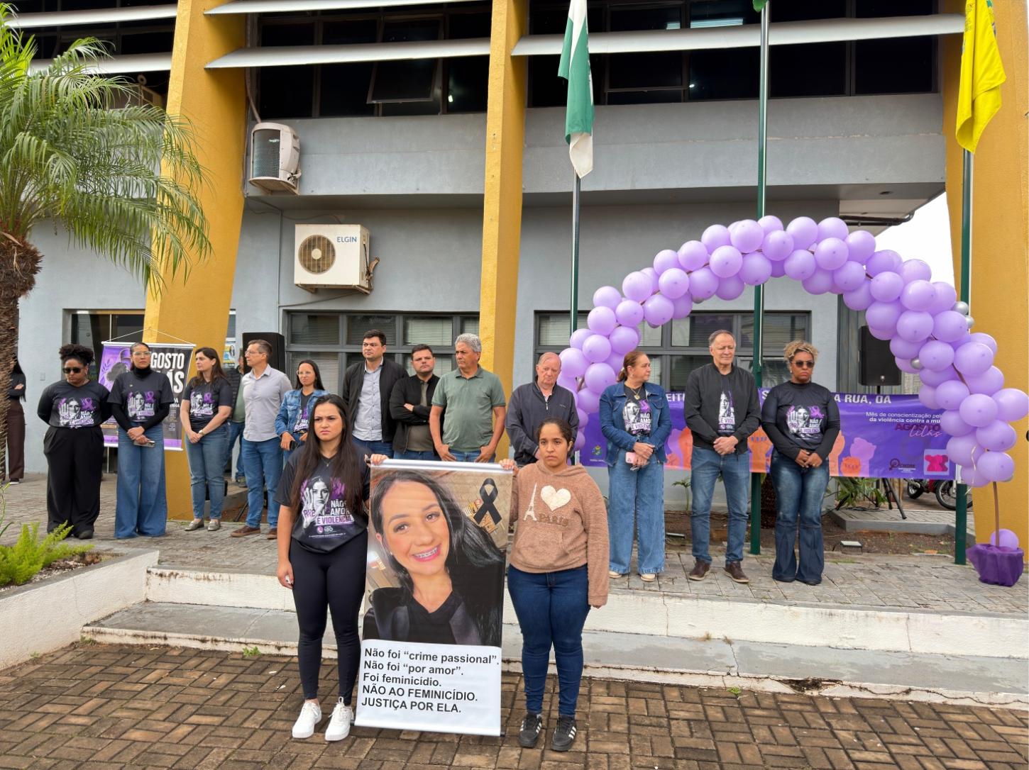 Autoridades, servidores e integrantes da comunidade participaram, nesta quinta-feira (20), da Caminhada do Agosto Lilás, em frente à Prefeitura de Terra Roxa, em uma mobilização de conscientização e enfrentamento à violência contra a mulher
