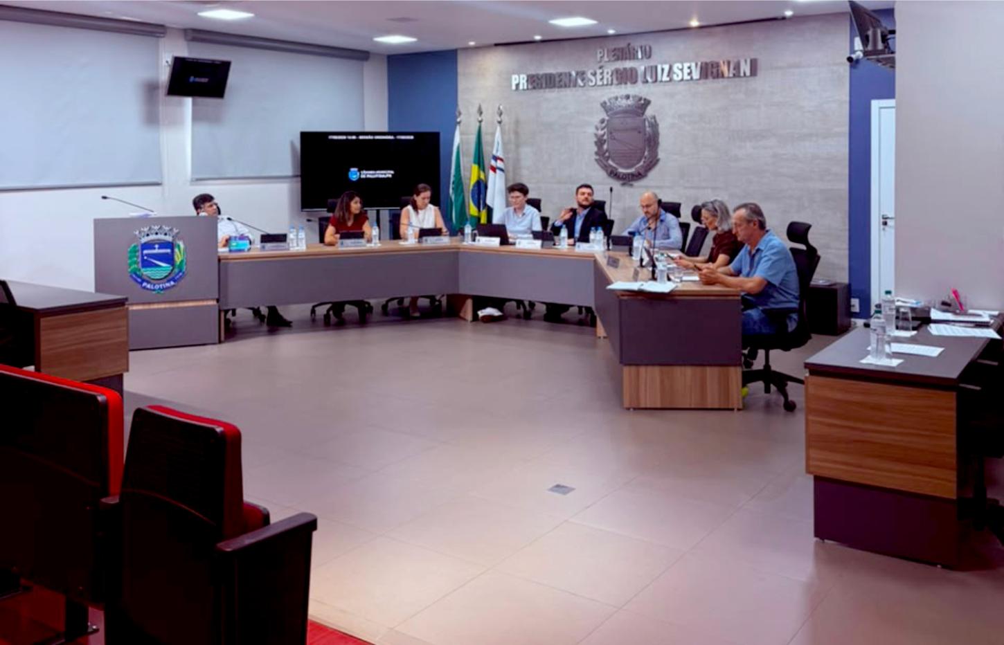 Vereadores de Palotina durante a Sessão Ordinária desta segunda-feira (17), marcada pela votação de projetos, requerimentos, emenda e moção envolvendo diferentes áreas da administração municipal e de interesse da comunidade