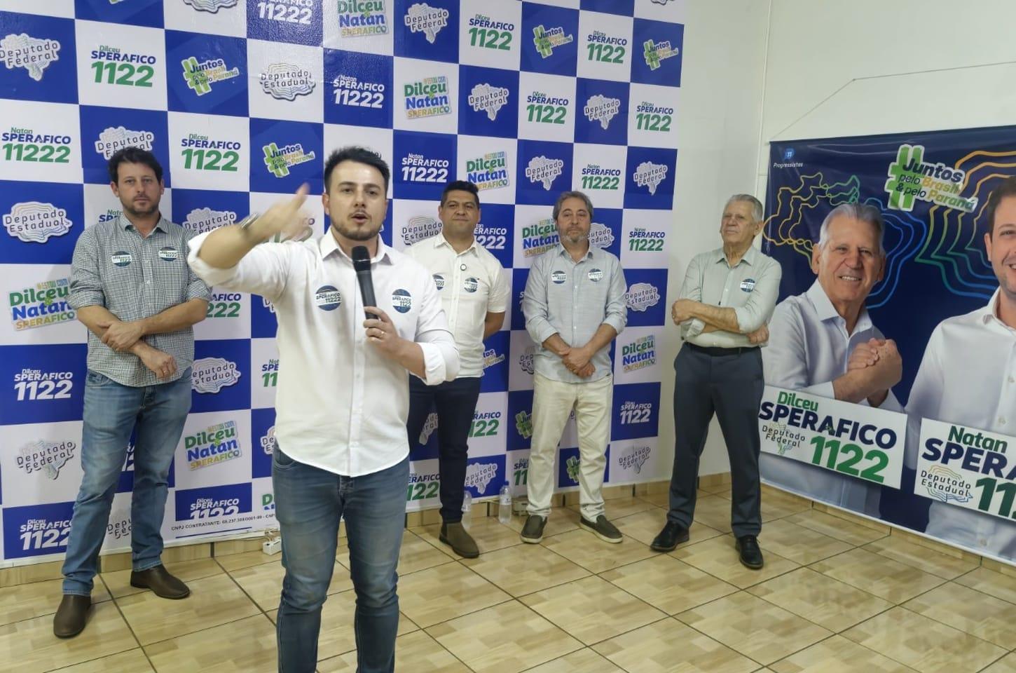 Lideranças locais e regionais participaram, na noite desta quarta-feira (26) em Assis Chateaubriand da abertura do comitê de campanha de Natan Sperafico a deputado estadual, e Dilceu Sperafico, deputado federal e candidato à reeleição (Foto: Marcelo Silva