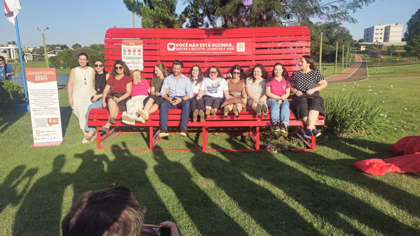 No Lago Municipal de Palotina, o Banco Vermelho transforma um espaço de convivência em um símbolo permanente de conscientização e prevenção ao feminicídio