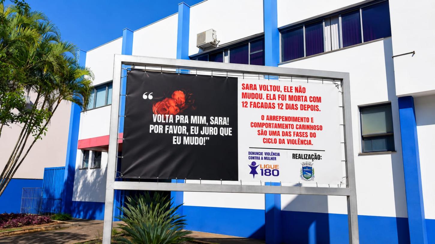 Agosto Lilás: outdoor instalado pela Secretaria Municipal de Assistência Social ao lado da Prefeitura de Palotina reforça a conscientização sobre o combate à violência contra a mulher e ao feminicídio