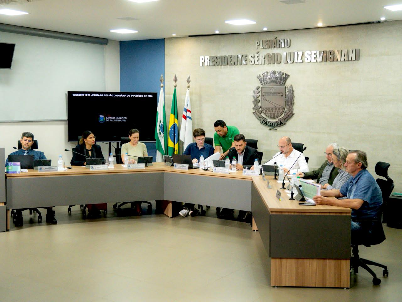 Vereadores de Palotina durante a Sessão Ordinária nº 030/2026, realizada na tarde desta segunda-feira (10), quando o plenário aprovou projetos de lei e requerimentos relacionados a diferentes áreas do município