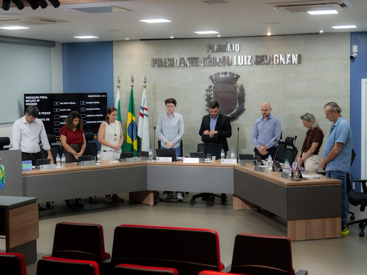 Vereadores de Palotina durante a sessão ordinária desta segunda-feira (17), quando foi aprovada a Moção de Pesar nº 009/2026 em homenagem à memória do jornalista e fotógrafo Vanildo Cardoso dos Santos