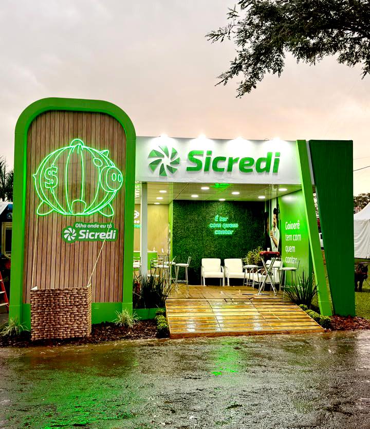 Estande da Sicredi Vale do Piquiri Abcd PR/SP na Expo Goio 2026 reforça a presença da cooperativa em Goioerê, com atendimento aos associados e visitantes durante a feira