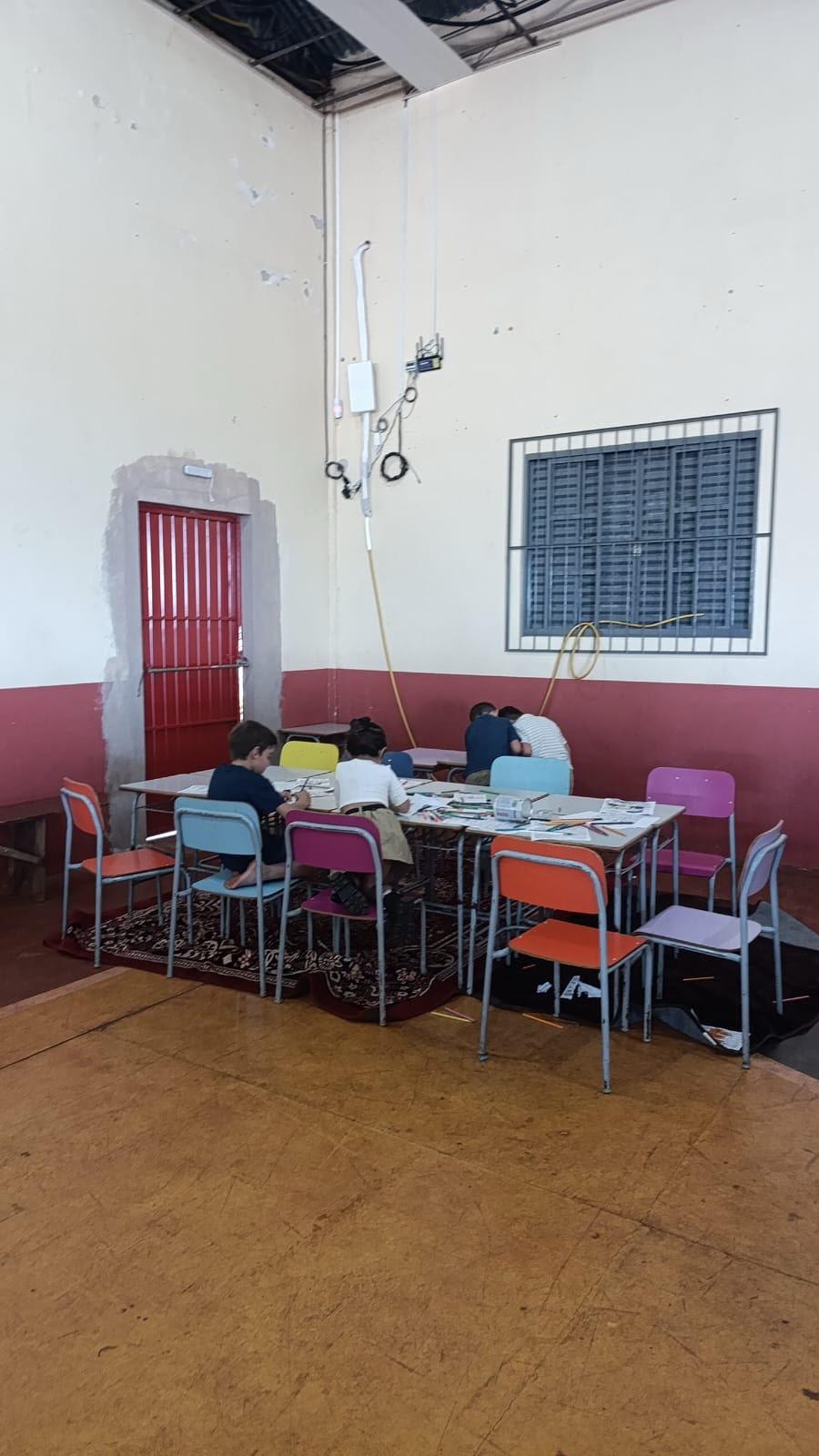 Carteiras infantis que deixaram de ser utilizadas pela rede municipal de ensino agora ganham uma nova função em comunidades do interior e igrejas de Palotina