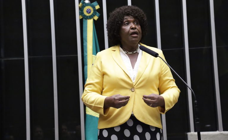 Câmara aprova acordo pela igualdade de trabalhadores homens e mulheres com responsabilidade familiar