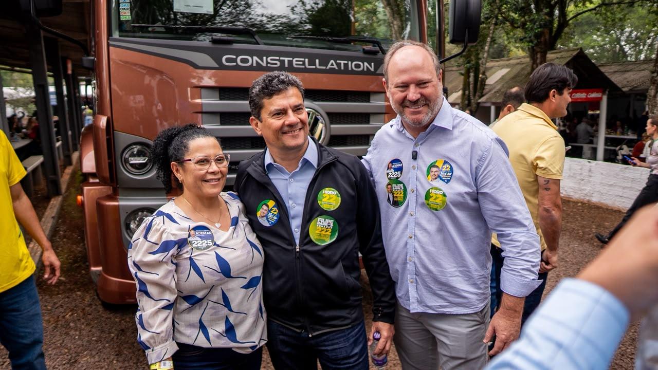 Ademar Dorfschmidt e Sergio Moro durante a 53ª Festa Nacional do Porco no Rolete, neste domingo, em Toledo; candidatos percorreram estandes e conversaram com participantes do tradicional evento