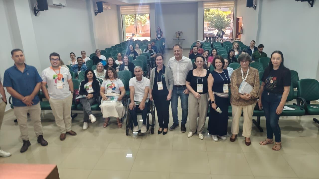 Capacitação realizada em Terra Roxa reuniu representantes dos Conselhos Municipais de Saúde de Terra Roxa, Palotina, Mercedes e Guaíra para discutir o direito à assistência farmacêutica e o protagonismo do controle social no SUS. (Foto: Divulgação)