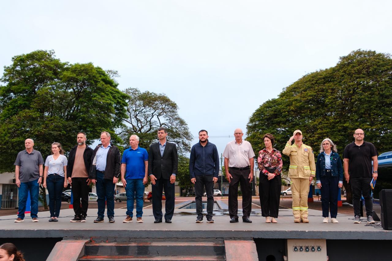 Autoridades, representantes da sociedade civil e comunidade participaram da abertura oficial da Semana da Pátria, na Praça Amadeo Piovesan, em Palotina