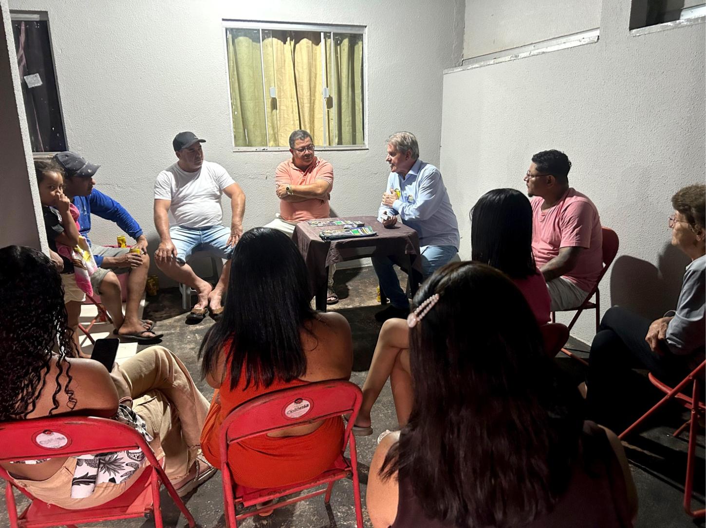 Luiz Ernesto de Giacometti durante bate-papo com moradores de Francisco Alves, onde apresentou sua trajetória e propostas para áreas como saúde, atenção primária, redução das filas de atendimento e ampliação da telemedicina. (Foto: Assessoria)